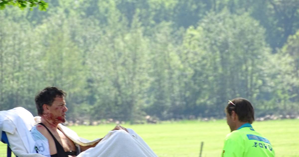 Omdat Van den Brink hoofdletsel opliep en een verwarde indruk maakte, is hij per ambulance overgebracht naar het ziekenhuis.