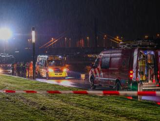 Auto belandt in Amsterdam-Rijnkanaal, maar van  bestuurder ontbreekt ieder spoor
