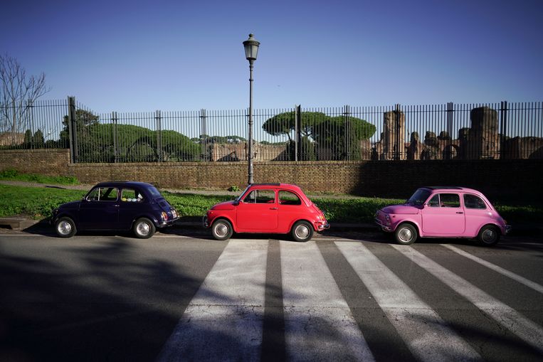 Drie vintage Fiats 500 geparkeerd voor de baden van Caracalla in Rome. Beeld AP