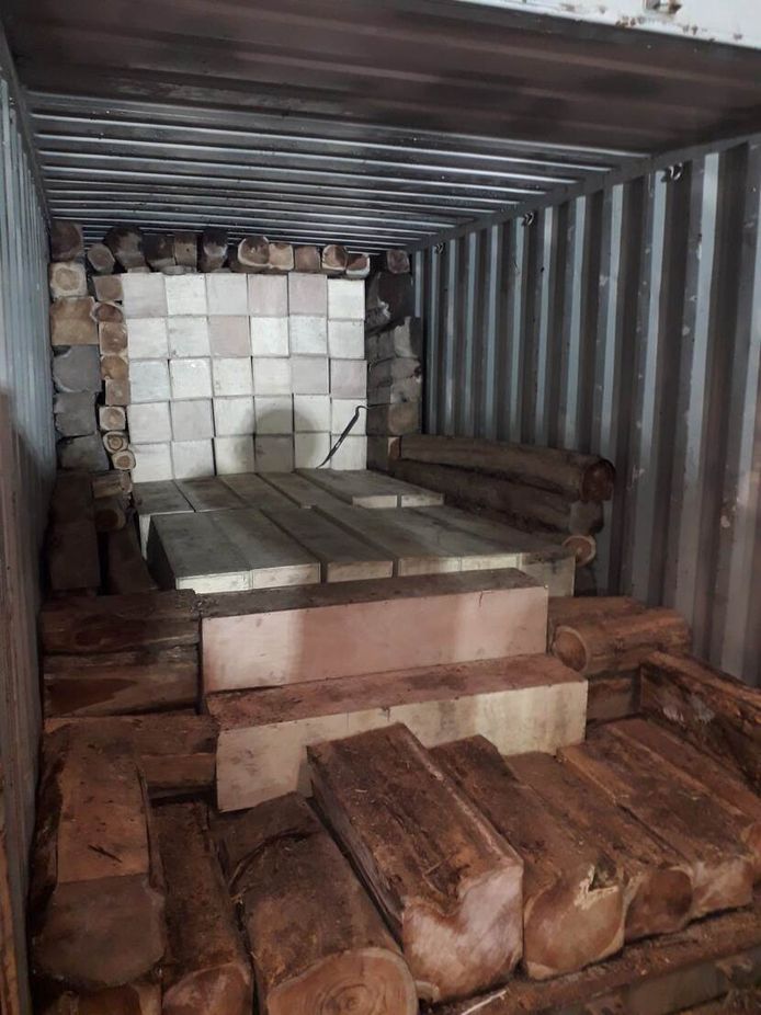 De Belgische douane vond de cocaïne verstopt tussen blokken hout.