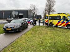 Fietser raakt gewond aan gezicht na botsing met auto in Deventer