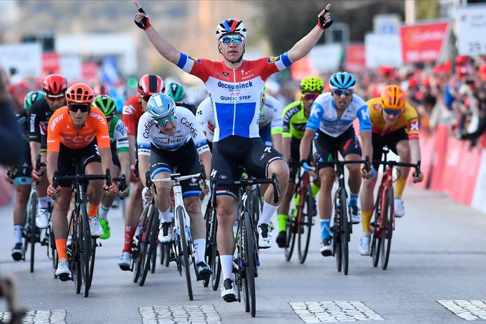 Comme l'an dernier, Fabio Jakobsen remporte la première étape du Tour d'Algarve.
