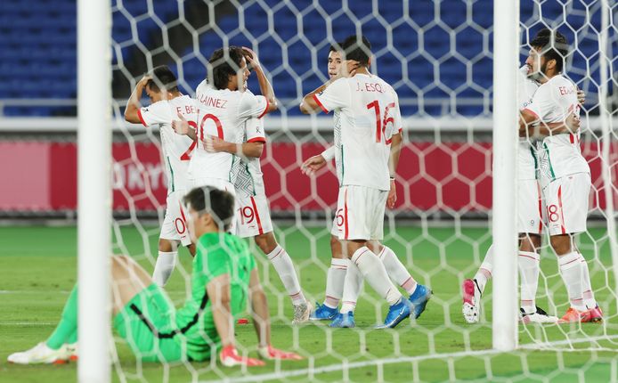 Spelers van Mexico vieren een doelpunt.