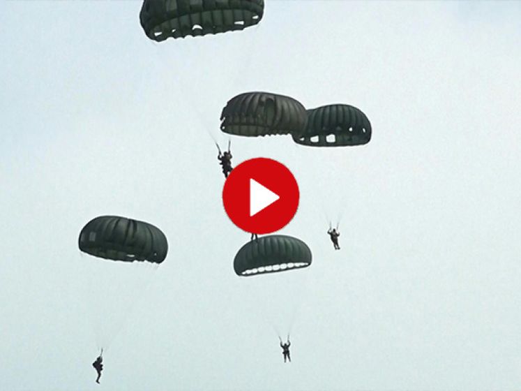 Parachutisten herdenken D-day met bijzondere sprong in Normandië