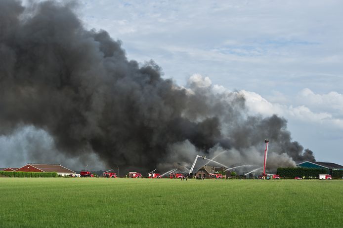 De brandweer is massaal uitgerukt voor de megabrand in Erichem.