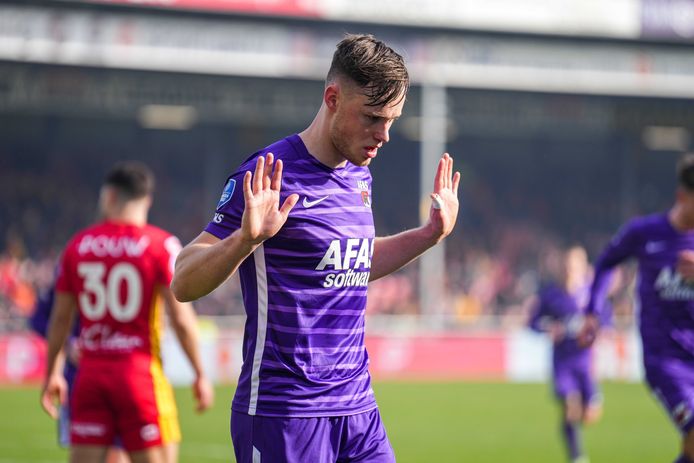 Sam Beukema verontschuldigt zich na zijn gelijkmaker 1-1.