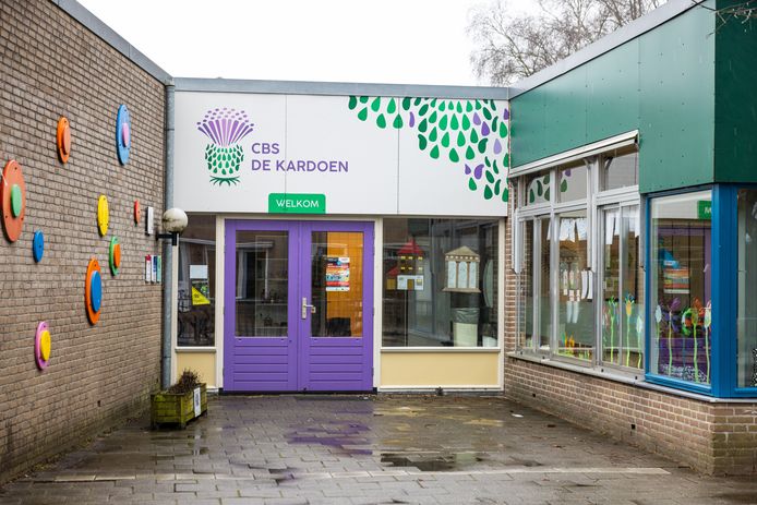 Het schoolgebouw van CBS De Kardoen. Sinds 1979 staat deze school aan de Korenbloemstraat in de Bloemenwijk in Ommen. De deplorabele staat van de huidige huisvesting maakt nieuwbouw noodzakelijk.