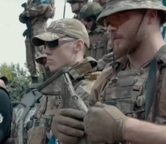 Twee strijders van het 'Russisch Vrijwilligerskorps' met SCAR-geweren van de Belgische wapenfabrikant FN Herstal. 