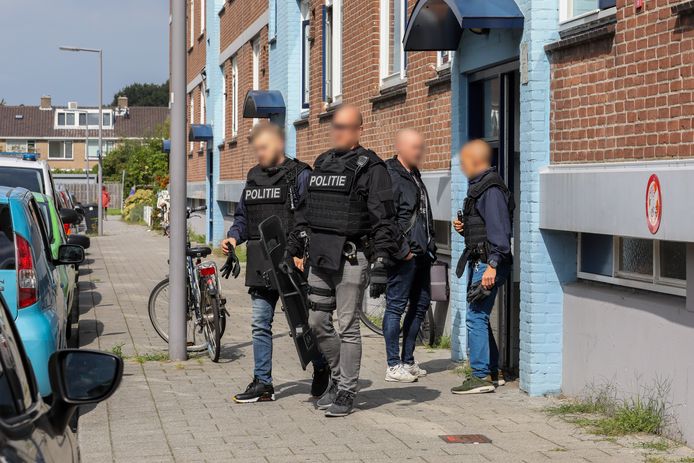 De politie onderzoekt de woning aan de Mertensstraat.