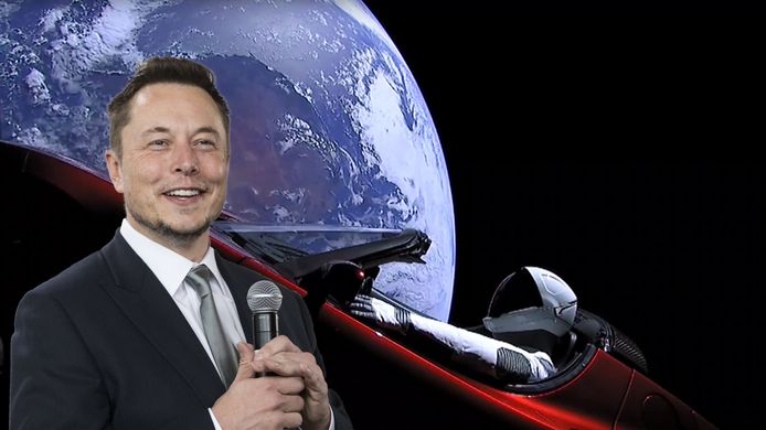 Voorgrond: Elon Musk, achtergrond: de Tesla Roadster die Musk de ruimte in schoot