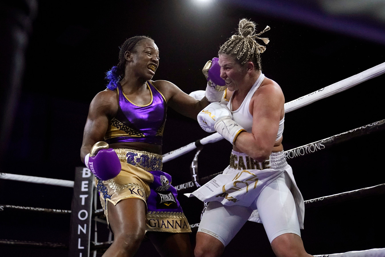 Claressa Shields (links) tijdens een bokswedstrijd met Marie-Eve Dicaire