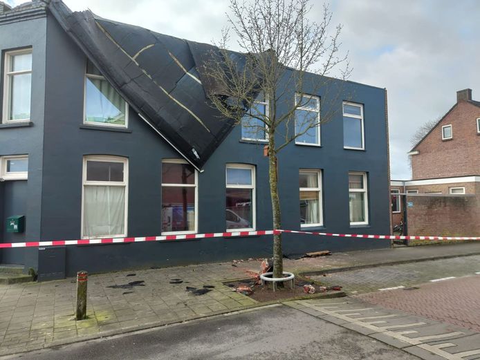 Het dak waaide de ochtend na de storm alsnog van een woning aan de Leijdsweg in Enschede