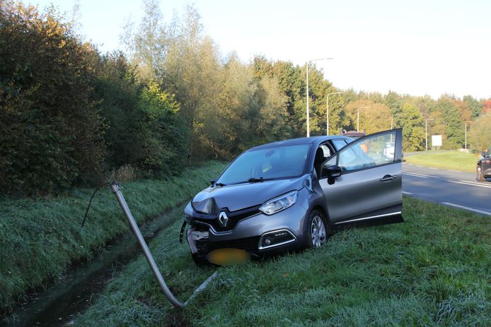 De lantaarnpaal werd volledig uit de grond getrokken.