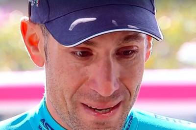 Vincenzo Nibali (37) kondigt in tranen afscheid aan: “Eind dit seizoen stop ik met koersen”