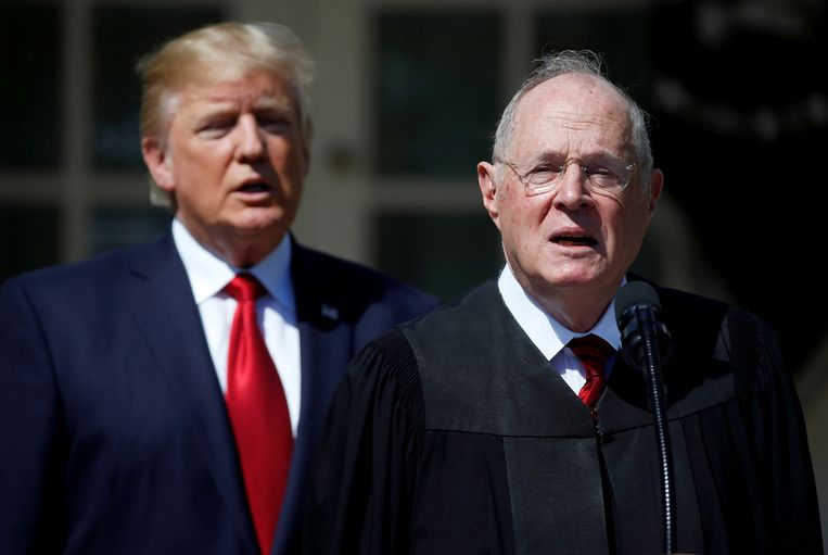 President Donald Trump en opperrechter Anthony Kennedy in april 2017.  Beeld REUTERS