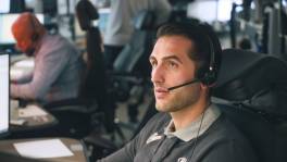 Alle hens aan dek wanneer verwarde man op de sporen belandt in ‘De ...