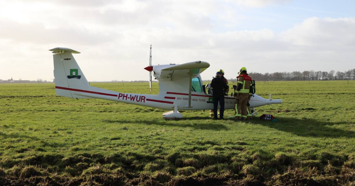 Sportvliegtuig verliest stuk van z’n dak: piloot zet noodlanding in