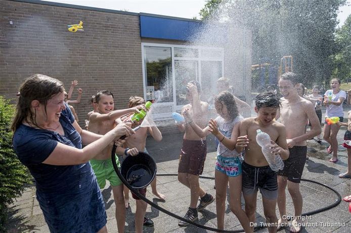 Lekker knoeien met water, dat helpt wel tegen de warmte!