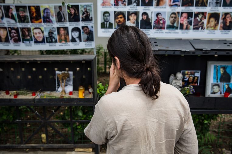 Florin Badita bij het fotomonument voor zestig jongeren die in 2015 omkwamen bij een brand in nachtclub Collective. Autoriteiten wisten van de onveilige situatie daar, maar deden niets. Beeld Ioana Moldovan
