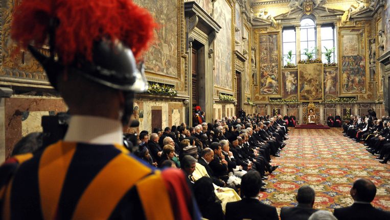 Paus Benedictus XVI hield maandag zijn jaarlijkse toespraak over de wereldpolitiek in Vaticaanstad. Beeld getty