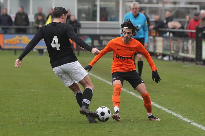 Cengizhan Genc van Voorwaarts (rechts) aan de bal in de wedstrijd tegen WSV. Genc scoorde twee keer.
