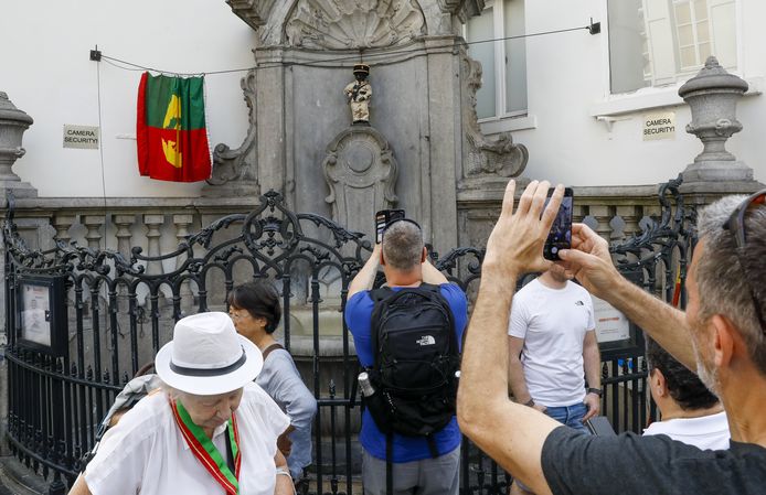 Toeristen bij Manneken Pis in Brussel. Archiefbeeld.