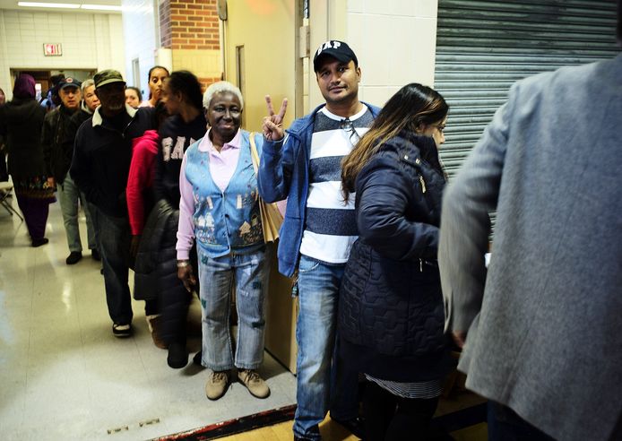 Kiezers in Queens schuiven aan om te gaan stemmen in november 2016.