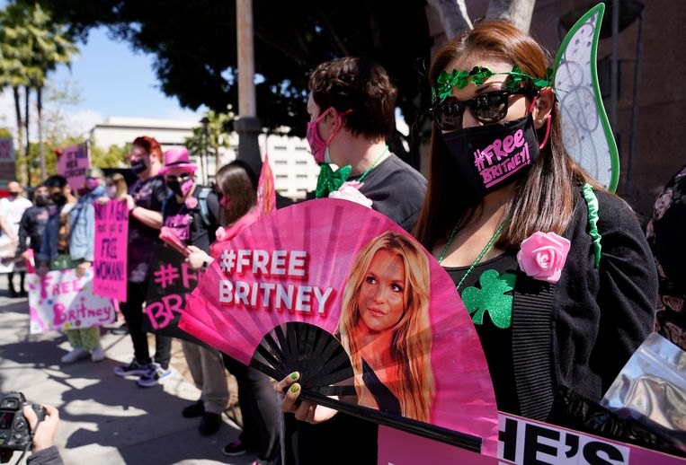Fans van Spears, die fel op het curatorschap tegen zijn, bij de rechtbank in Los Angeles. Beeld AP