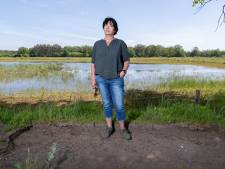 ‘Help, ons bankje is gestolen!’ Tamara baalt dat Berkelland zitplaats weghaalt vanwege waterplantje