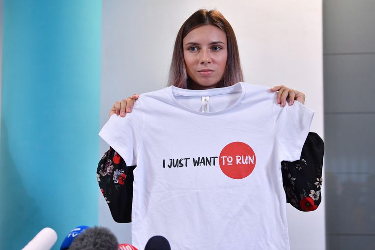 Timanovskaja toont haar rood-witte T-shirt. 