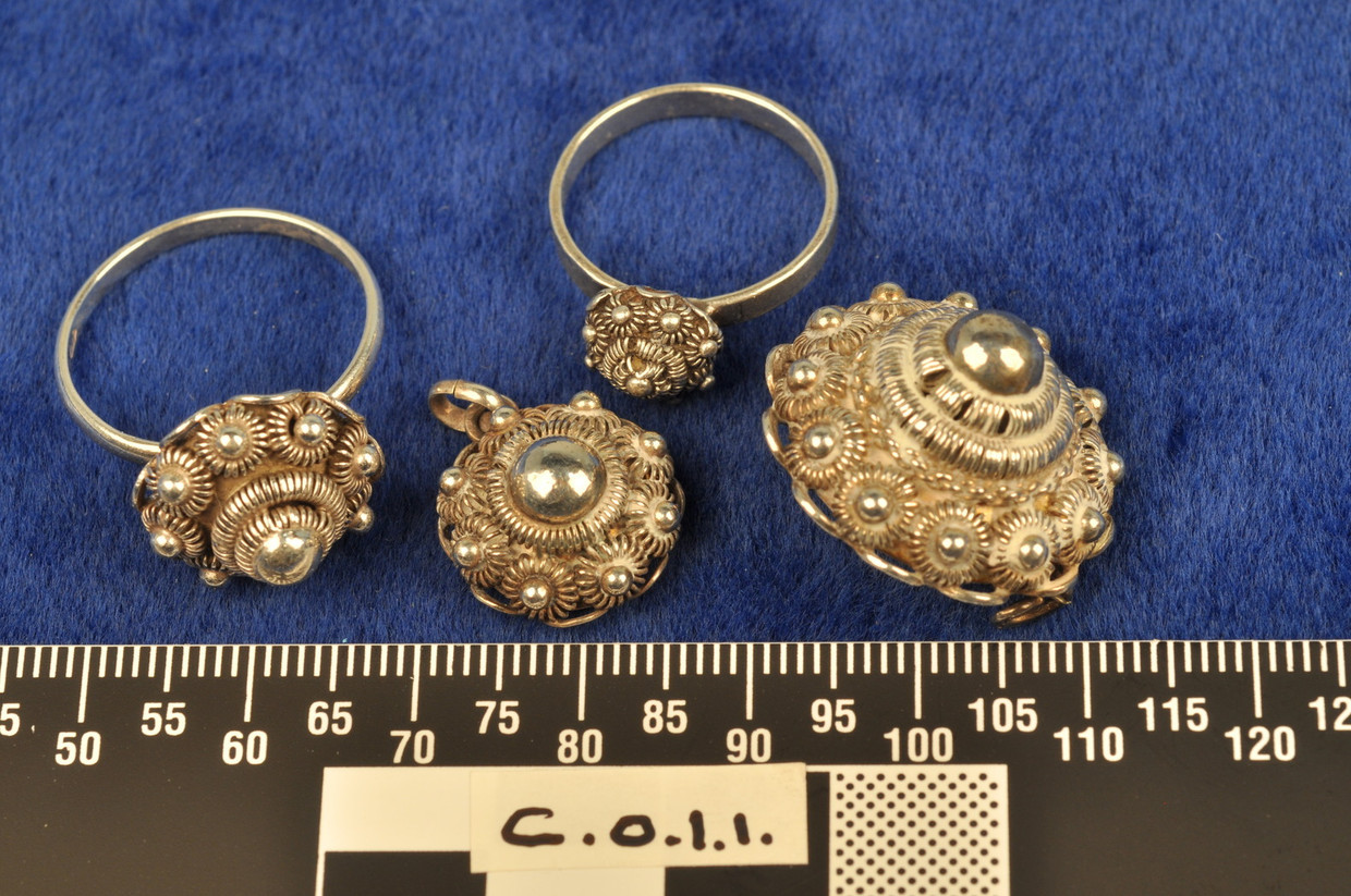 Sieraden die werden gestolen van bejaarden. De vrouw die de diefstallen pleegde, was niet werkzaam in bejaardentehuizen, maar kwam met een smoes binnen. Beeld Politie.nl