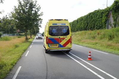 Scooterrijder botst achter op auto en raakt gewond in Nieuwkuijk