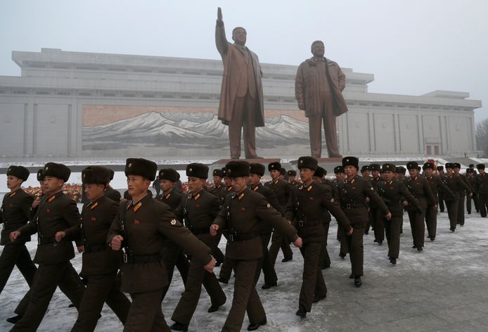 Noord-Koreaanse soldaten bij de standbeelden van voormalig dictator Kim Il Sung en huidig staatshoofd Kim Jong Il in Pyongyang.