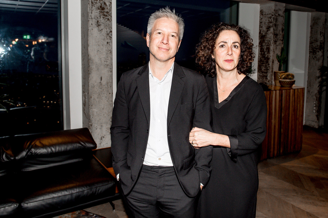 Femke Halsema met partner Robert Oey tijdens een boekpresentatie.
