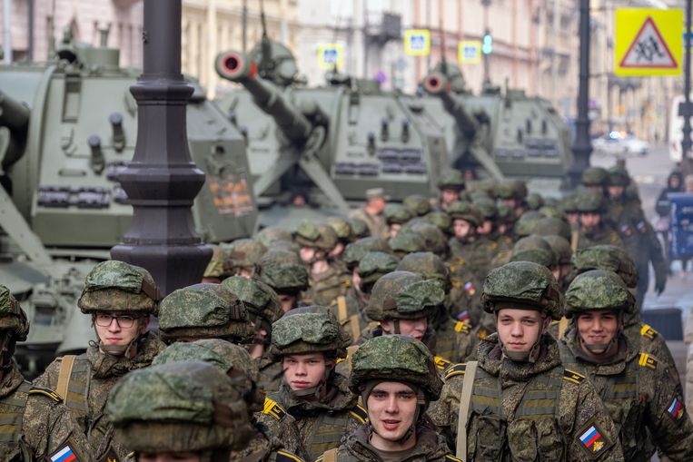 Russische soldaten tijdens de repetitie van de militaire parade in Sint-Petersburg, op 28 april.  Beeld Photo News