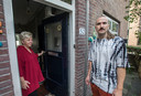 Rick Hoefsloot van de SP aan de deur bij Mirjam van der Hak. Hij vindt het onacceptabel dat mensen nu soms moeten kiezen tussen boodschappen doen en de verwarming aanzetten.