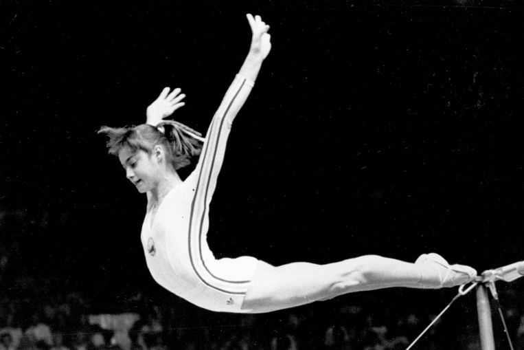 Nadia Comaneci tijdens de Olympische Zomerspelen van 1976. Beeld AP