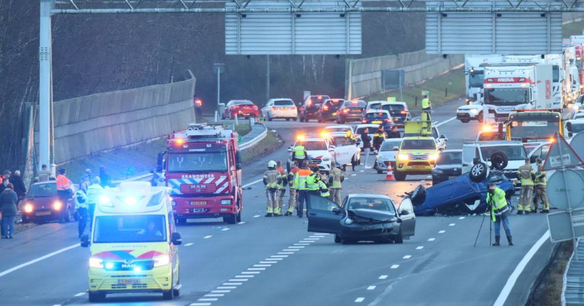 Auto’s over de kop bij zwaar ongeluk op A28 bij Staphorst.
