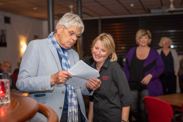 Jacques Boonman en Marianne van Holland nemen samen de gastenlijst van het theaterdiner door.