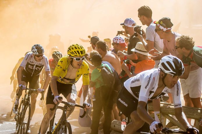 Bernal Gomez, Gerant Thomas, Christopher Froome, Nairo Quintana, Primoz Roglic en Tom Dumoulin passeren de wielerfans in de Hollandse bocht tijdens de etappe op de Alpe d’Huez in de Tour van 2018.