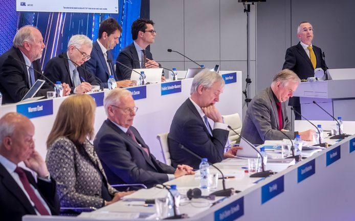 Aandeelhoudersvergadering van ASML met financieel topman Roger Dassen aan het woord. Links van hem op de voorste rij: Martin van den Brink en Peter Wennink.