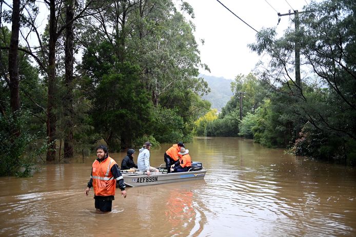 Mensen en reddingsmedewerkers in een bootje in de ondergelopen stad Yarramalong ten noorden van Sydney.