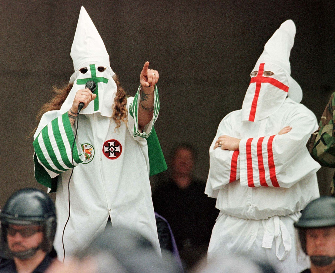 Au Carnaval d'Alost, des déguisements du Ku Klux Klan ne passent