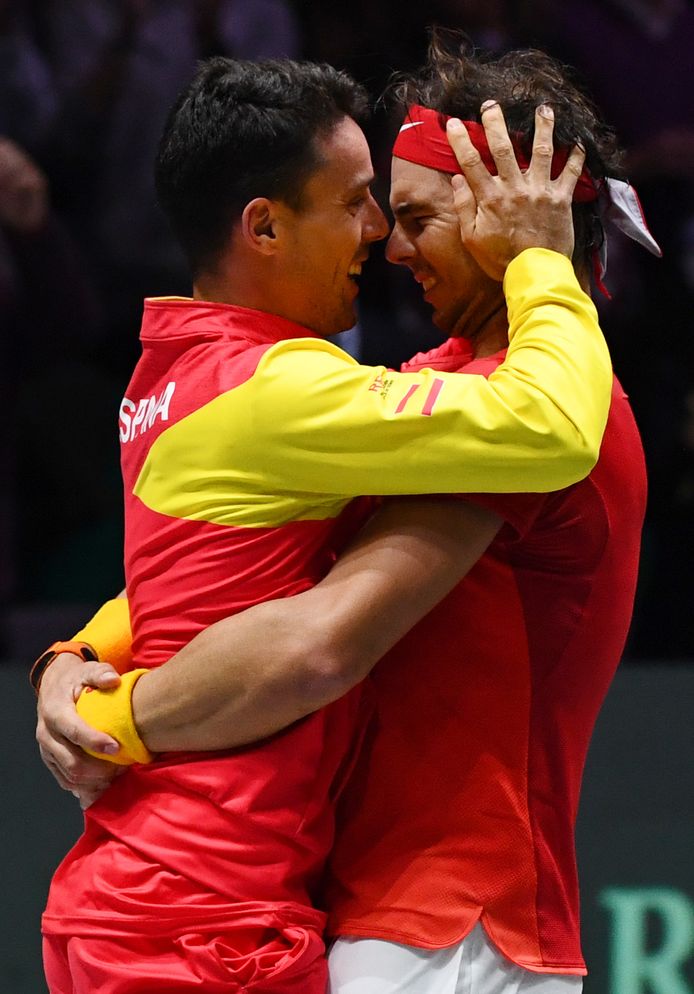 Roberto Bautista Agut en Rafael Nadal in een innige omhelzing na de winst van de Davis Cup.