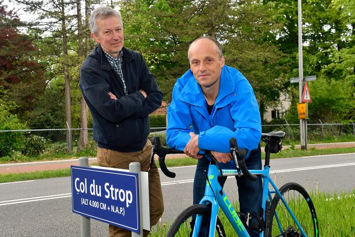 Jaap Hengeveld (links) van Stichting Wielerpromotie Amersfoort retourneert zijn Sint Jorispenning: ‘Het opheffen van de stichting en daarmee het label Fiets033 ligt eerder voor de hand.’