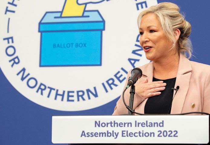 Michelle O'Neill, uno dei volti dello Sinn Fein, durante il discorso della vittoria.