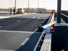 Slagboom geramd door voertuig, Amaliabrug afgesloten