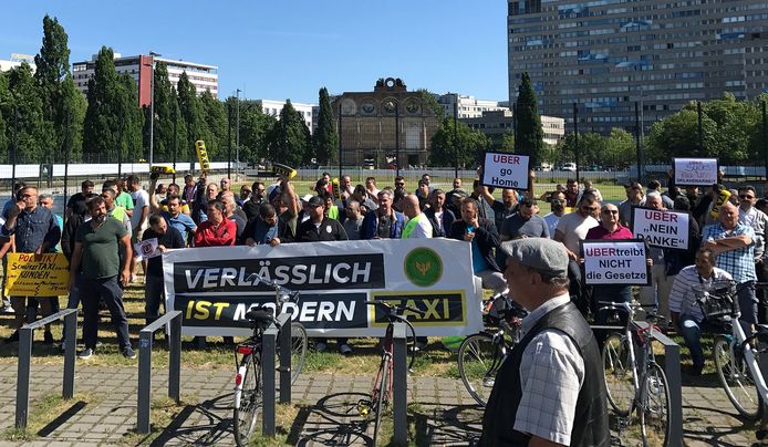 Taxibestuurders protesteerden buiten de conferentiezaal in Berlijn.