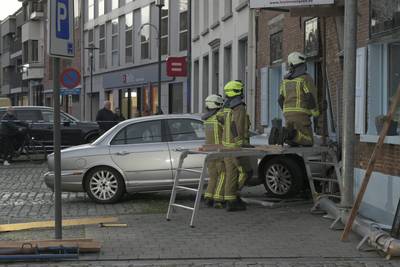 Bestuurder (74) onder invloed ‘parkeert’ Jaguar in gevel van leegstaand pand