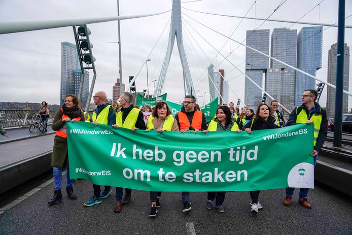 Leraren en ouders houden een protestmars tijdens een eerdere lerarenstaking.